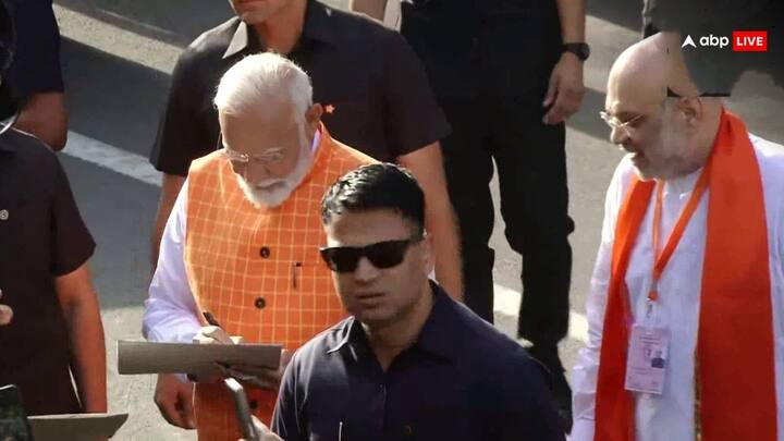 तस्वीर को देखने के बाद पीएम ने उस पर ऑटोग्राफ दिया और उसे बच्ची को लौटा दिया.