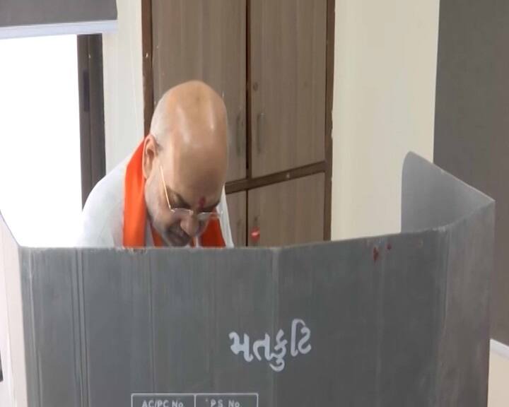 અમિત શાહે પોતાના ઘરની નજીક નારણપુરામાં મતદાન કર્યું હતુ