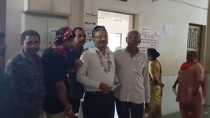 ધોરાજી શહેર કોંગ્રેસ પ્રમુખ ડી.સી વોરાએ ડુંગળીનો હાર પહેરીને મતદાન કર્યું છે.