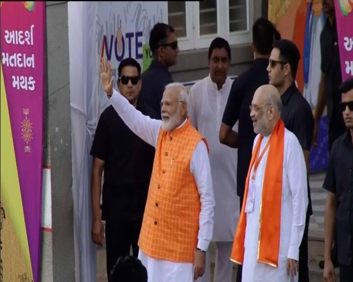 સવારે વડાપ્રધાન નરેન્દ્ર મોદીએ અમદાવાદમાં રાણીપ વિસ્તારમાં મતદાન કર્યા બાદ હવે કેન્દ્રીય ગૃહમંત્રી અમિત શાહે પણ મતદાન કર્યુ છે.