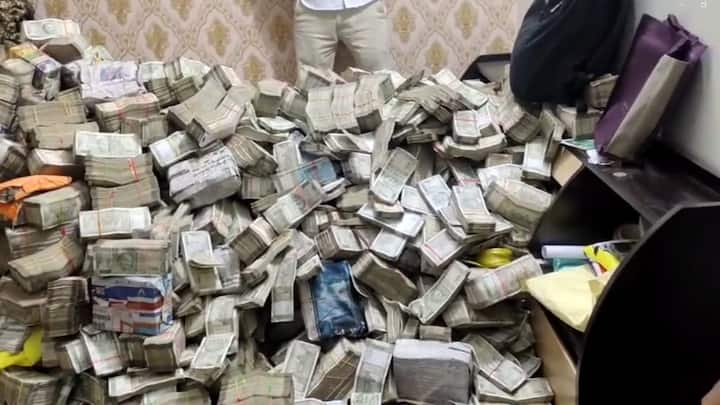 Ranchi ED raids on Jharkhand Ministry Old currency of Rs 500 recovered Personal secretary of Alamgir Alam Jharkhand Cash Kand: झारखंड मंत्रालय तक पहुंची कैश कांड की आंच, ED की रेड में हाथ लगे 500 के पुराने नोट; जानें अबतक क्या हुआ?