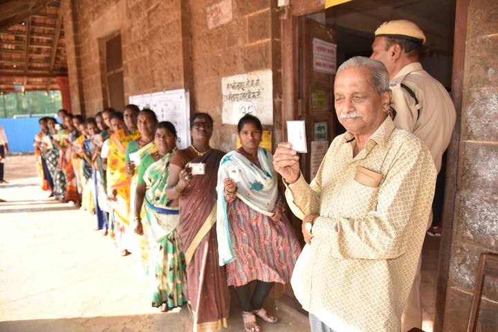 हातकणंगले लोकसभेला पाचपर्यंत 63 टक्के मतदानाची नोंद झाली आहे.