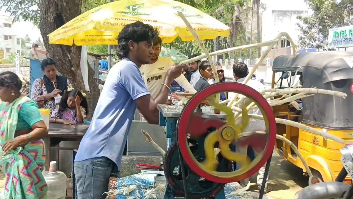 திருக்குறள் சொல்லுங்க ஃப்ரீயா கரும்பு ஜூஸ் குடிங்க! தள்ளுவண்டி கடையில் தமிழ் வளர்க்கும் இளைஞர்!