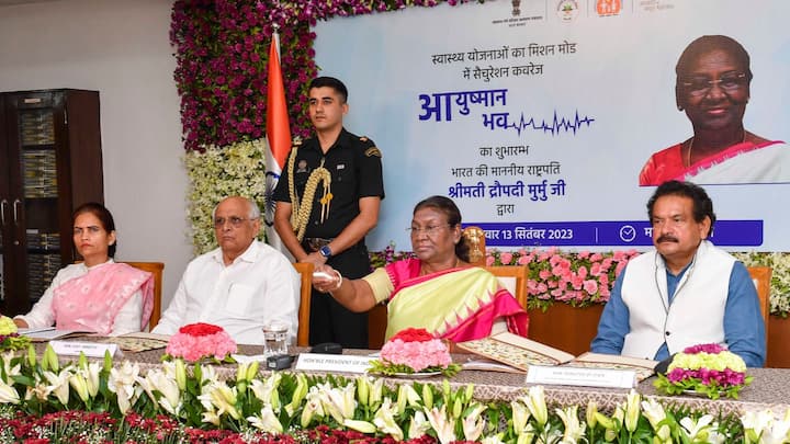 সাধারণ মানুষের মধ্যে এই প্রকল্প জনপ্রিয় করতে ২০২৩ সালের ১৩ সেপ্টেম্বর একটি অ্যাপ চালু করেছে কেন্দ্র। হয়েছে আয়ুষ্মান ভব্য অভিযানও। যার মাধ্যমে চারটি সহজ ধাপে আয়ুষ্মান কার্ড তৈরি করা যাবে। দারিদ্রসীমার নিচে থাকা প্রতিটি পরিবারকে পাঁচ লক্ষ টাকা বছরে বিনামূল্যে চিকিৎসা করানো যাবে এই স্বাস্থ্য বিমার অধীনে। (ছবি সৌজন্য-পিটিআই)