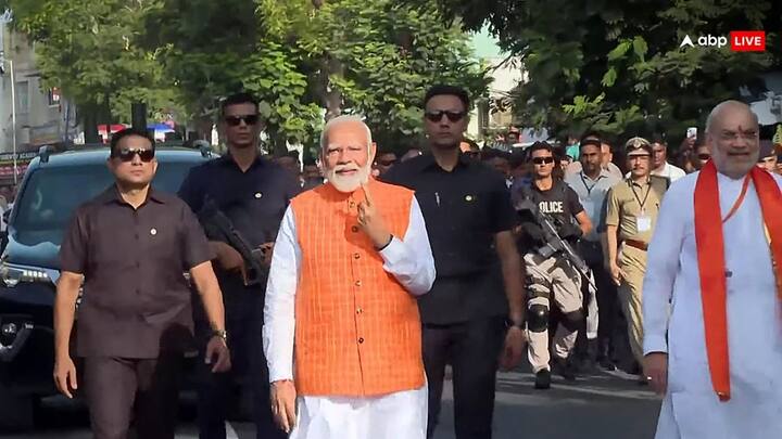 केंद्रीय गृह मंत्री अमहित शाह ने उनका स्वागत किया. इसके बाद पीएम मोदी ने लोगों का अभिवादन लेना शुरू किया. इस मौके पर पीएम का एक अलग अंदाज देखने को मिला.