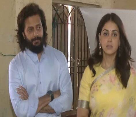 ఓటు వేసిన అనంతరం నటి జెనీలియా దంపతులు