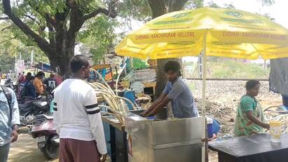 Kanchipuram youth give free sugarcane juice to kids for thirukkural திருக்குறள் சொல்லுங்க ஃப்ரீயா கரும்பு ஜூஸ் குடிங்க! தள்ளுவண்டி கடையில் தமிழ் வளர்க்கும் இளைஞர்!