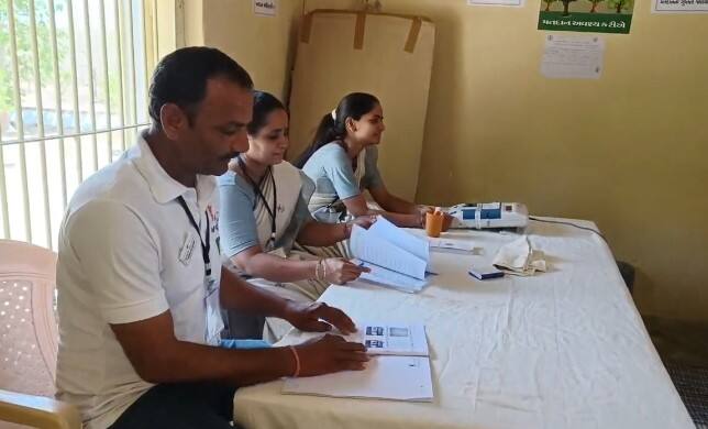 Loksabha Election: ગુજરાતમાં લોકસભાની 25 બેઠકો પર મતદાન પૂર્ણ થયું છે. રાજ્યમાં શાંતિપૂર્ણ માહોલમાં મતદાન યોજાયું હતું.  રાજ્યમાં શાંતિપૂર્ણ માહોલમાં મતદાન પૂર્ણ થયું છે.