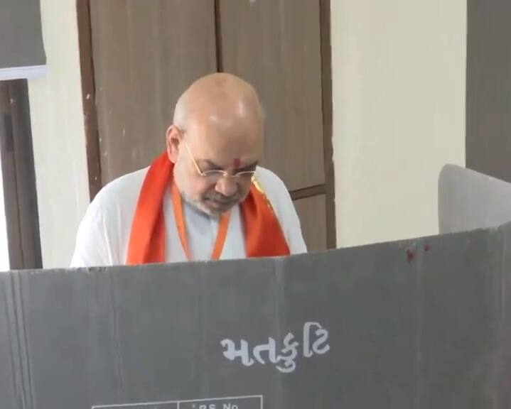 ఓటు హక్కు వినియోగించుకుంటున్న అమిత్ షా