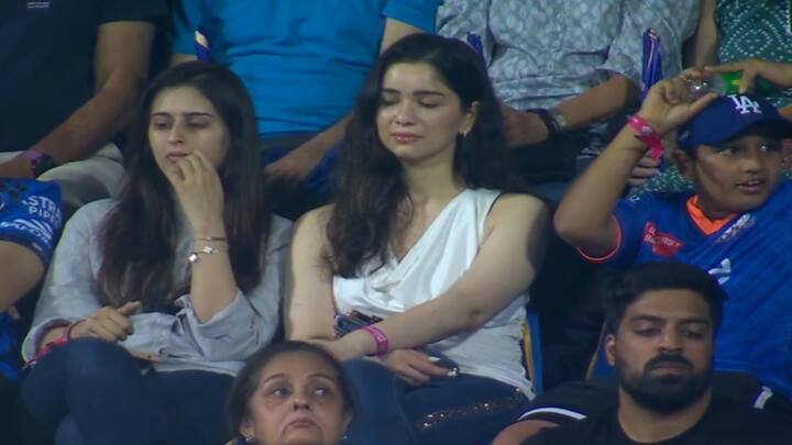 इस मैच में पहले खेलते हुए कोलकाता नाइट राइडर्स 169 रनों के स्कोर पर ऑल-आउट हो गई थी. KKR ने वेंकटेश अय्यर और मनीष पांडे की 83 रनों की साझेदारी की बदौलत यह स्कोर खड़ा किया था. अय्यर ने 70 रन और पांडे ने 42 रन बनाए थे.