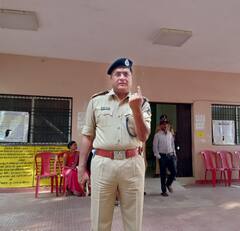 सरगुजा SP ने VIP कल्चर से परे आमलोगों के साथ डाला वोट, लोगों में उनकी सादगी के हो रहे चर्चा