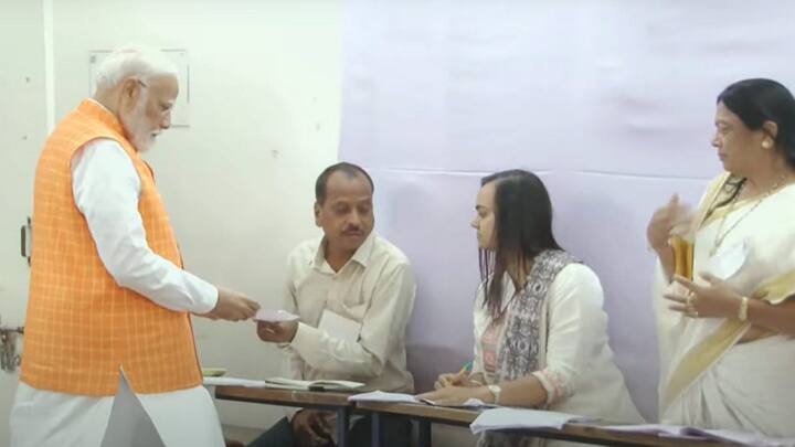 पीएम मोदी ने मंगलवार को वोट डालने से पहले अपना विवरण चेक कराया। प्रधान मंत्री ने कहा कि जिस तरह से भारतीय चुनाव आयोजित किए जाते हैं वह अन्य लोकतंत्रों के लिए सीखने की प्रक्रिया हो सकती है, उन्होंने कहा कि यह कई विश्वविद्यालयों के लिए एक केस स्टडी रहा है। (फोटो: पीटीआई)