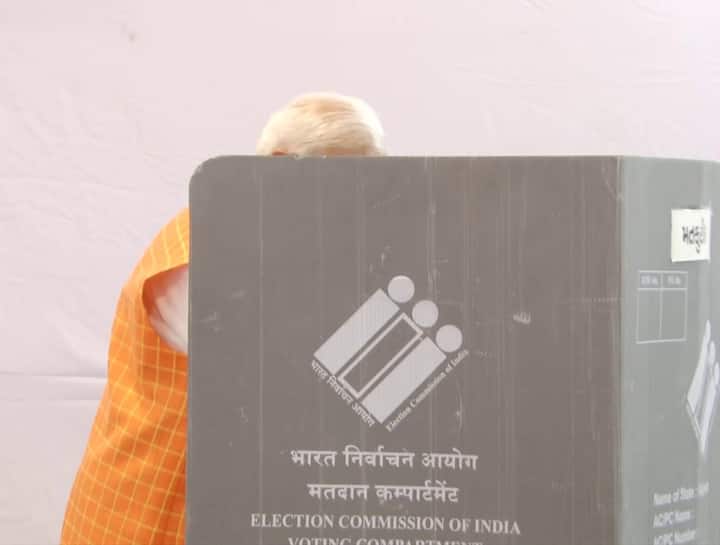 ఓటు హక్కు వినియోగించుకున్న ప్రధాని మోదీ