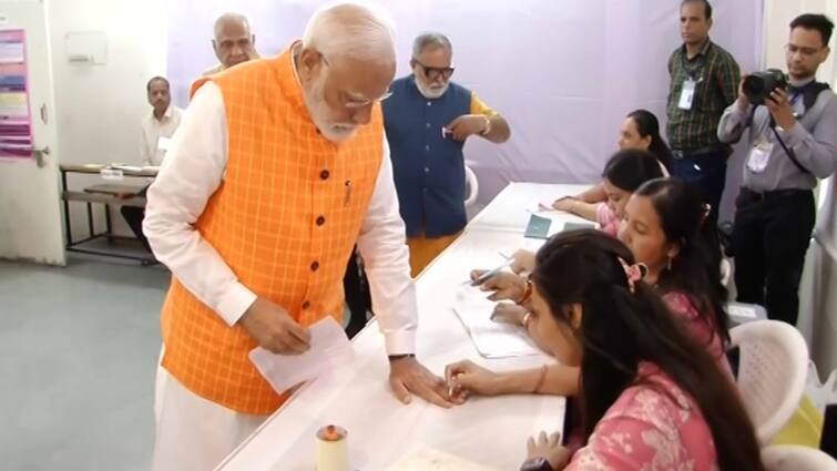 Lok Sabha Election 2024:  PM Narendra Modi shows his inked finger after casting his vote at a polling booth in Ahmedabad, Gujarat Lok Sabha Election 2024: વડાપ્રધાન મોદીએ રાણીપમાં કર્યું મતદાન, અમિત શાહ રહ્યા હાજર