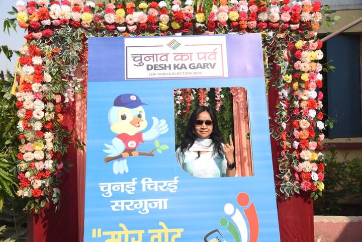 सरगुजा के जिला कलेक्टर विलास भोस्कर ने अपनी पत्नी प्रीति भोस्कर के साथ शासकीय मल्टीपरजप स्कूल स्थित मतदान केन्द्र में वोट डाला. इस दौरान वहां बने सेल्फी जोन में कलेक्टर ने पत्नी प्रीति भोस्कर के साथ सेल्फी भी ली और सभी मतदाताओं से घरों से निकलकर वोट करने की अपील की.