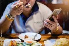 ਖਾਣਾ ਖਾਂਦੇ ਸਮੇਂ  ਮੋਬਾਈਲ ਵੇਖਣ ਨਾਲ ਵਧਦਾ ਇਨ੍ਹਾਂ ਗੰਭੀਰ ਬਿਮਾਰੀਆਂ ਦਾ ਖਤਰਾ...