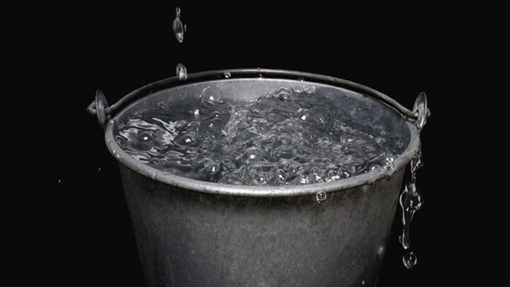 आग लग गई है तो आप आपको बुझाने की कोशिश करनी है. आप बाल्टी से पानी भर के आग के ऊपर फेंक सकते हैं. अगर आपके पास रेट या मिट्टी है तो उसका भी इस्तेमाल कर सकते हैं. उससे भी जल्दी आग बुझाने में मदद मिलती है.