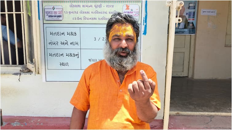 Gujarat Lok Sabha Election 2024 Lone voter casts his vote at banej inside gir forest Gujarat Lok Sabha Election 2024: जब गुजरात के पोलिंग बूथ पर वोट डालने पहुंचा एकमात्र वोटर, लोकतंत्र के महापर्व की दिखी खूबसूरत तस्वीर