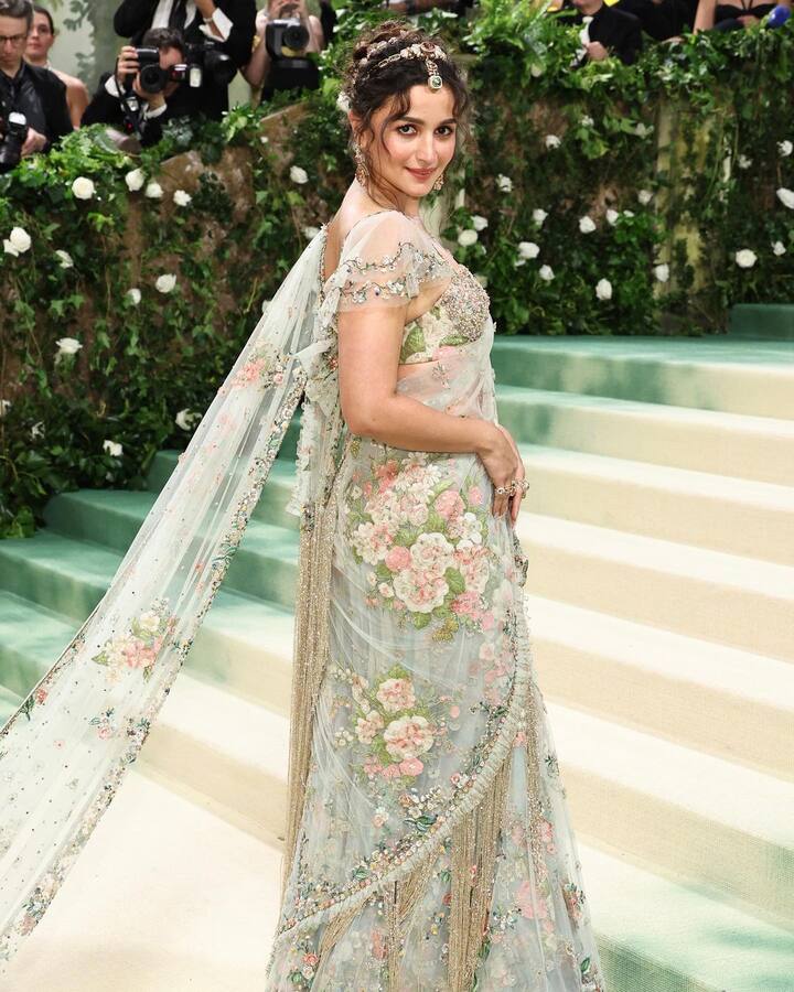 आलिया भट्ट ने इस इवेंट के लिए भारत के मशूहर डिजाइनर सब्यासांची मुखर्जी का तैयार किया हुआ आउटफिट पहना था. उनकी साड़ी इतनी खूबसूरत थी कि हर कोई इसकी तारीफ कर रहा है.