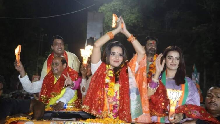 Actress Akshara Singh and Monalisa campaigned for Kanpur BJP candidate Ramesh Awasthi See Photo Ann BJP प्रत्याशी के लिए एक्ट्रेस अक्षरा सिंह और मोनालिसा ने किया प्रचार, लोगों का लगा जमावड़ा, देखें तस्वीरें