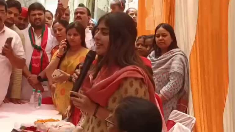 up lok sabha elections 2024 Akhilesh Yadav daughter Aditi Yadav ask vote for her father in kannauj UP Lok Sabha Election 2024: मैनपुरी के बाद अब कन्नौज पहुंचीं अदिति, पिता अखिलेश यादव के लिए मांगा वोट,  Video Viral