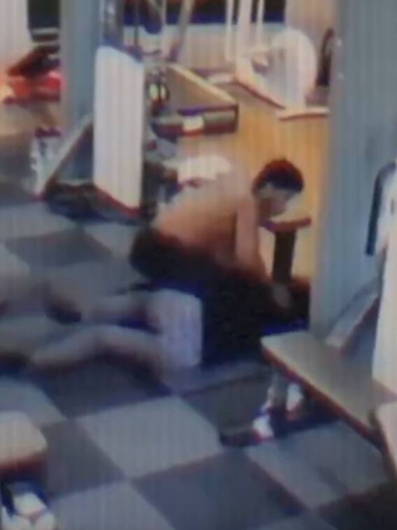 जिम में महिला को पीटता दिखा ट्रेनर