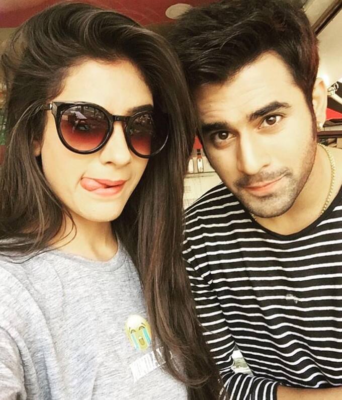 पर्ल वी पुरी और हिबा नवाब ने भी एक साथ काम किया था और इनकी नजदीकियों को देखकर कहा जाता था कि कपल रिलेशनशिप में हैं. लेकिन जल्द ही इनके रिश्ते में भी दरार आ गई और इस जोड़ी ने भी एक-दूसरे को अनफॉलो कर दिया था.