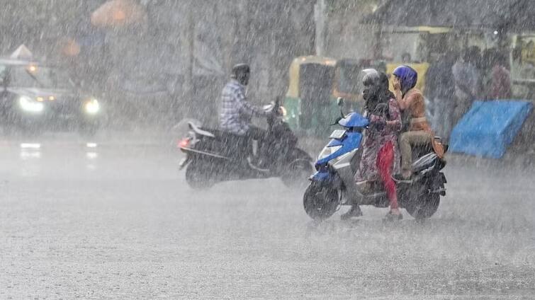 Bangalore Weather Forecast IMD Issues Yellow Alert Week Long unseaonal Rain marathi news Weather : जोरदार अवकाळी पावसाची हजेरी, बंगळुरुमध्ये पावसाचा यलो अलर्ट