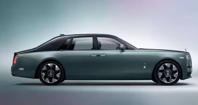 વોલ્વો કાર શાનદાર ફિચર્સ સાથે લક્ઝરિયસ લાઇફસ્ટાઇલ ફીલ આપે છે. તેની XC90 SUV તેના લોકપ્રિય મોડલમાંથી એક છે. વોલ્વો તેની કારમાં લક્ઝુરિયસ ફીચર્સને એડ-ઓન કરતી રહે છે ભારતમાં પણ રોલ્સ રોયસ કારની ખૂબ માંગ છે. આ લક્ઝરી કારની કિંમત કરોડોમાં છે. ભારતમાં ઘણી હસ્તીઓ અને મોટા ઉદ્યોગપતિઓ પાસે આ કંપનીની કાર જોવા મળશે.