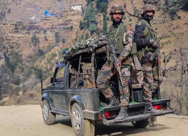 સુરક્ષા દળોના જણાવ્યા અનુસાર સોમવારે રેડવાની વિસ્તારમાં બાસિત ડાર સહિત કેટલાક આતંકવાદીઓ છૂપાયા હોવાની માહિતી મળી હતી. આ પછી સુરક્ષા દળોએ સર્ચ ઓપરેશન હાથ ધર્યું હતું. મંગળવારે પણ આ સિલસિલો ચાલુ રહ્યો હતો. મંગળવારે જ્યારે સુરક્ષા દળો સર્ચ ઓપરેશન ચલાવી રહ્યા હતા ત્યારે આતંકીઓએ તેમના પર ગોળીબાર કર્યો હતો.