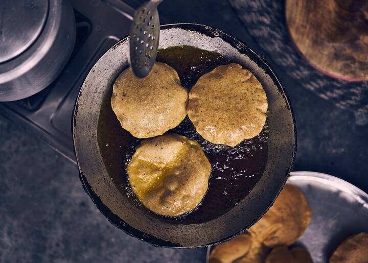 பூரிக்கு மாவு பிசையும் போது ஒரு டீஸ்பூன் ரவை சேர்த்து பிசைந்தாள் பூரி உப்பலாக கிடைக்கும்.