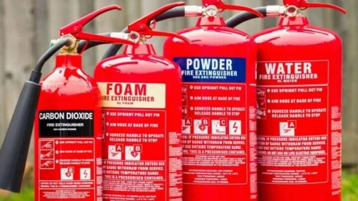 बिल्डिंग में अक्सर अग्निशामक यंत्र यानी फायर एक्सटिंग्विशर होते हैं. आग लगने पर आप इनका भी इस्तेमाल कर सकते हैं.