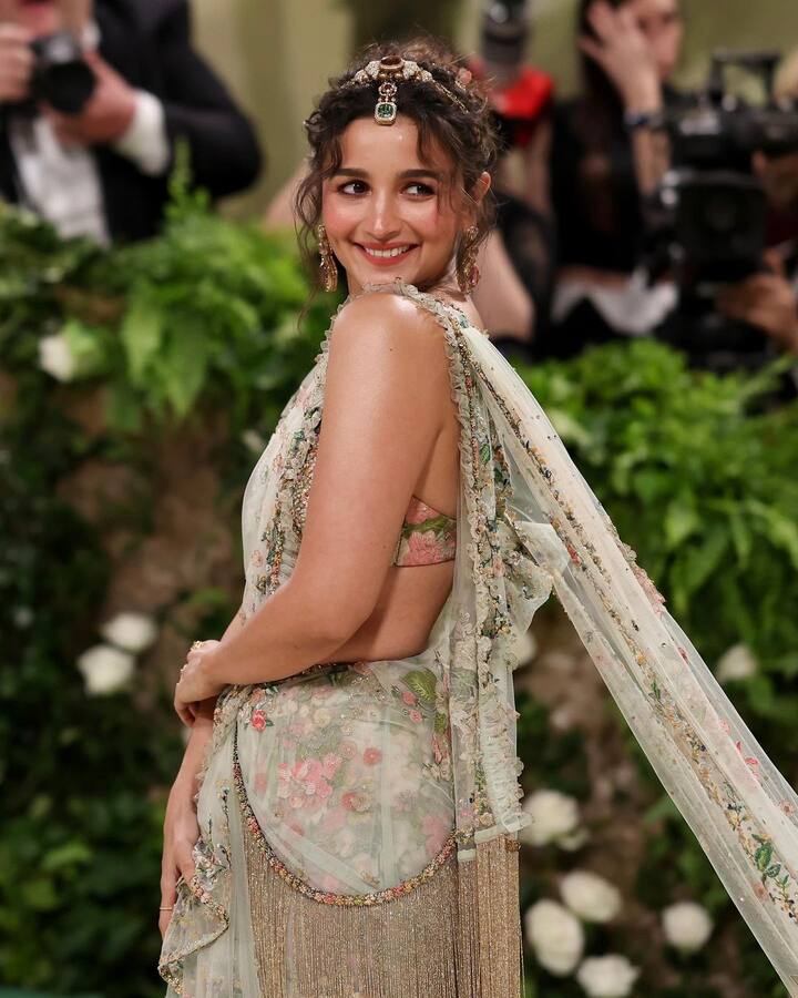इस साल मेट गाला की थीम गार्डन ऑफ टाइम है. आलिया भट्ट ने इवेंट के रेड कार्पेट पर साड़ी पहन अपना जलवा बिखेरा.