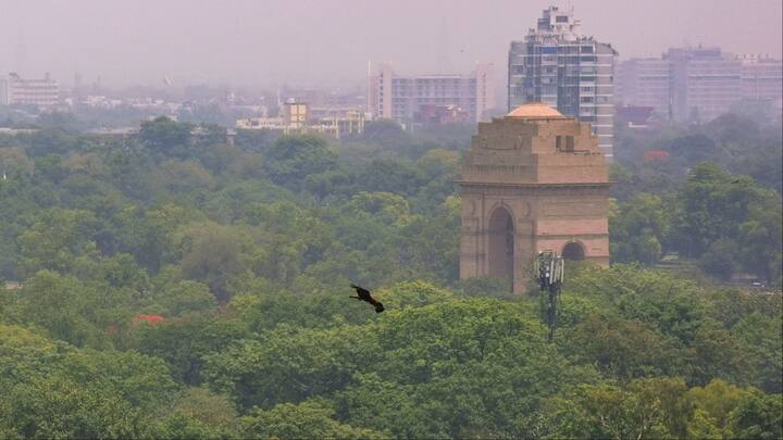 मौसम विभाग के अनुसार आज आंशिक रूप से बादल छाए रहने और अधिकतम व न्यूनतम तापमान क्रमशः 41 और 24 डिग्री सेल्सिय़स रहने का अनुमान जताया है.