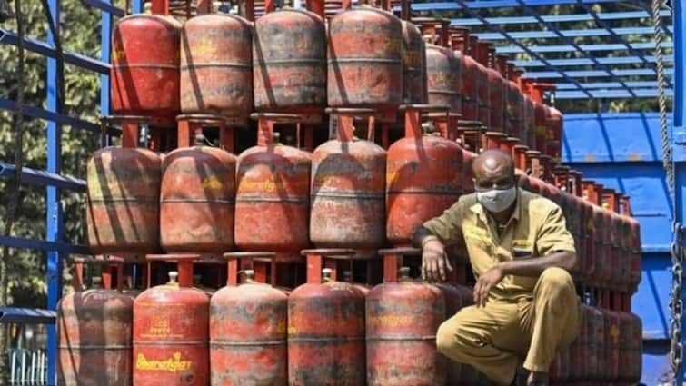 LPG Price Reduced by 30 rupees For Commercial cylinder on 19 kg from today 1 july 2024 Know Mumbai Delhi chennai kolkata Rates LPG Price Reduced: LPG सिलेंडरच्या किंमतीत 30 रुपयांची घट; तुमच्या शहरांत किती रुपयांना मिळणार?