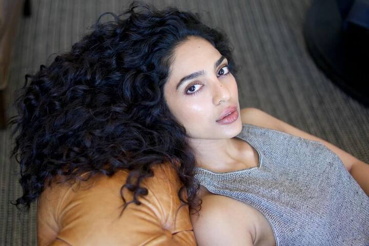 సౌత్, నార్త్ అనే తేడా లేకుండా సినిమాలు చేస్తోంది.Photo Credit: Sobhita/Instagram