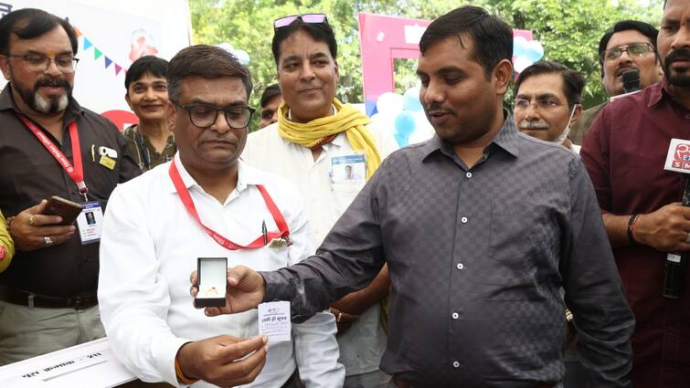 Bhopal Lucky Draw by Election Commission four lucky voters get diamond ring in price ANN वोटिंग के बीच मतदाताओं के लिए निकाला गया 'लकी ड्रॉ', किस्मत वाले चार लोगों ने जीती डायमंड रिंग!