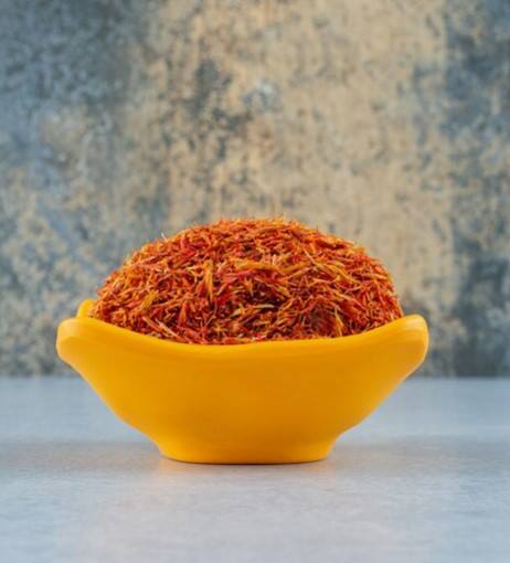 ਕੇਸਰ ਦੀ ਵਰਤੋਂ ਮਿਠਾਈਆਂ ਦੇ ਰੰਗ ਅਤੇ ਸੁਆਦ ਨੂੰ ਵਧਾਉਣ ਲਈ ਕੀਤੀ ਜਾਂਦੀ ਹੈ। ਇਹ ਸਿਹਤ ਲਈ ਵੀ ਬਹੁਤ ਫਾਇਦੇਮੰਦ ਮੰਨਿਆ ਜਾਂਦਾ ਹੈ। ਕੇਸਰ ਕਸ਼ਮੀਰ ਦੀਆਂ ਘਾਟੀਆਂ ਵਿਚ ਵੱਡੇ ਪੱਧਰ 'ਤੇ ਵਿਕਦਾ ਹੈ। ਜੋ ਕੇਸਰ ਤੁਸੀਂ ਵਰਤ ਰਹੇ ਹੋ, ਕੀ ਉਹ ਸੱਚਮੁੱਚ ਅਸਲੀ ਹੈ? ਇੱਥੇ ਅਸੀਂ ਤੁਹਾਨੂੰ ਅਸਲੀ ਅਤੇ ਨਕਲੀ ਕੇਸਰ ਦੀ ਪਛਾਣ ਕਰਨ ਦਾ ਤਰੀਕਾ ਦੱਸ ਰਹੇ ਹਾਂ-