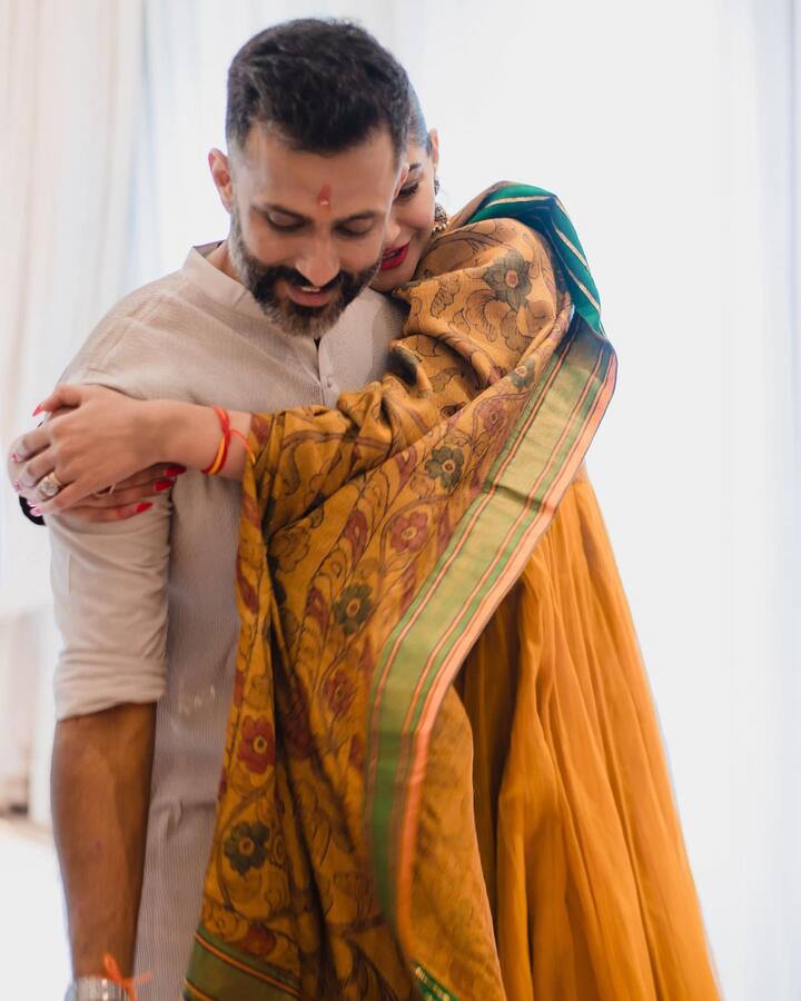 सोनमने आनंदसाठी एक खास चिठ्ठीही लिहिली आहे. तिने लिहलंय- 'लव ऑफ माई लाइफ, तुझ्याशी लग्न करणं हा माझ्या आयुष्यातील सर्वोत्तम निर्णय होता. मी व्यक्त करण्यापेक्षा तुझ्यावर जास्त प्रेम करते.'