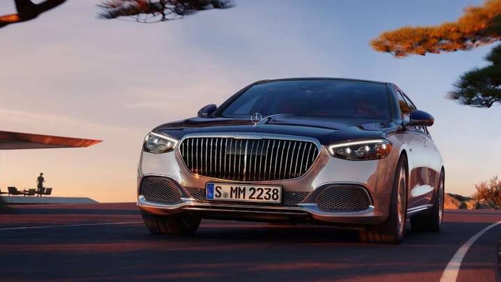 मार्सिडीज-बेंज की कई गाड़ियां भारतीय बाजार में उतर चुकी हैं. Maybach, मर्सिडीज-बेंज की शानदार गाड़ियों में शुमार है. इस लाइन-अप की कई गाड़ियां इंडियन मार्केट में हैं.