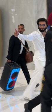 Ranveer Singh Pics: हील्स में दिखे रणवीर सिंह, Tiffany इवेंट में अपना स्पीकर लेकर पहुंचे, देखें तस्वीरें