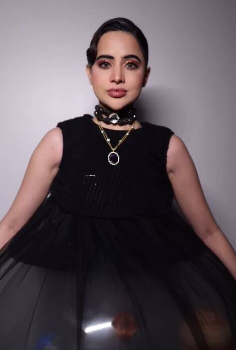 खरं तर, काही दिवसांपूर्वी उर्फीही अश्याच ड्रेसमध्ये दिसली होती. ज्यामध्ये काळ्या कपड्याखाली गोलाकार ग्लोब होता आणि त्यात वेगवेगळे ग्रह दिसत होते.