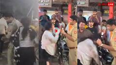शराब के नशे में पुलिसवालों से मारपीट करने लगी महिला, बीच सड़क जमकर काटा बवाल- वीडियो वायरल