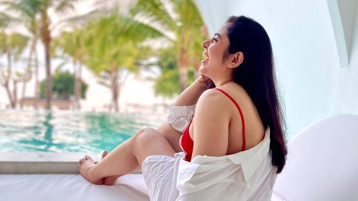 জি বাংলায় 'রন্ধনে বন্ধন' নামে একটি রান্নার শো নিয়ে আসছেন। সোশ্যাল মিডিয়ায় এই প্রোমো প্রকাশ্যে আসতেই তা বেশ পছন্দ হয়েছে অনুরাগীদের। তবে এ তো কাজের অংশ.. ব্যক্তিগত জীবনেও একে অপরের সঙ্গে খুশি ঋদ্ধিমা-গৌরব। তা যেন প্রকাশ পায় তাঁদের প্রত্যেকটা কাজেই।