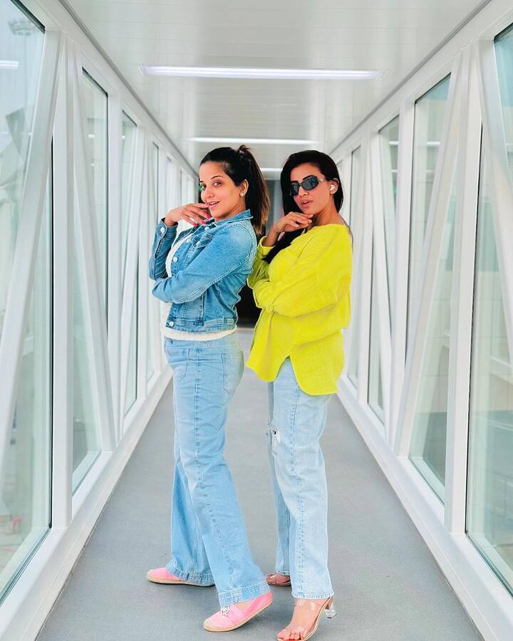 On the other hand, Monalisa wore a white top, blue denims and a denim jacket. She opted for a no-makeup look and tied her hair in a ponytail.