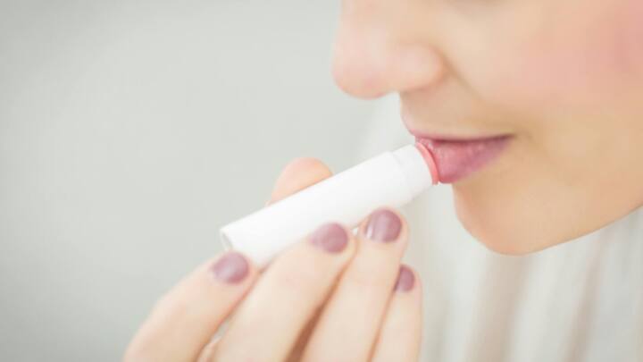 Apply Lip balm : आज आम्ही तुम्हाला सांगणार आहोत की लिपस्टिक लावण्यापूर्वी लिप बाम लावणे योग्य आहे की नाही? जाणून घ्या .