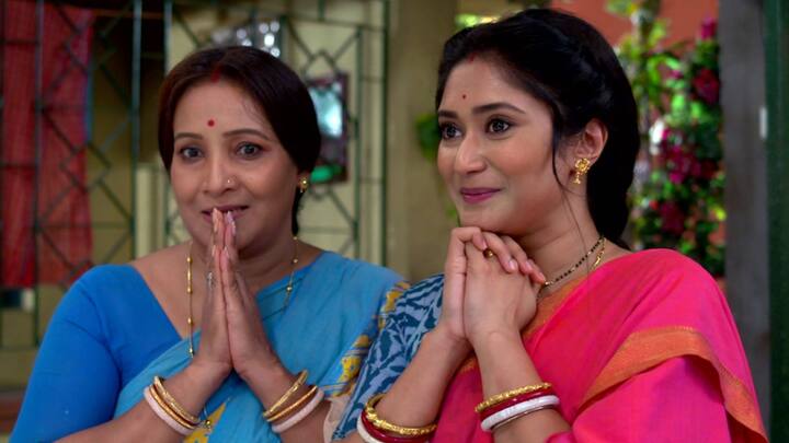 আবার অন্যদিকে চাঁদ চেষ্টা করে চলেছে সংসারে সুখে থাকার প্রমাণ দেওয়ার। শেষ পর্যন্ত কোথায় গিয়ে দাঁড়াবে এই কাণ্ড?