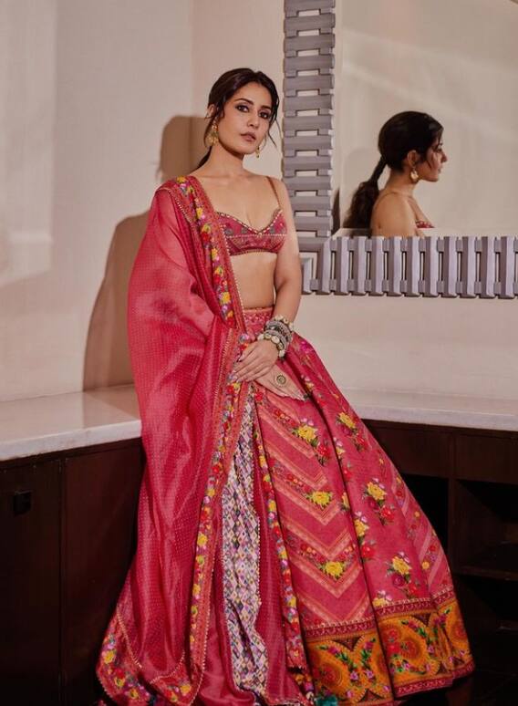 રાશી ખન્નાએ ઇન્સ્ટા પર બૉલ્ડ તસવીરો શેર કરી મચાવી ધમાલ