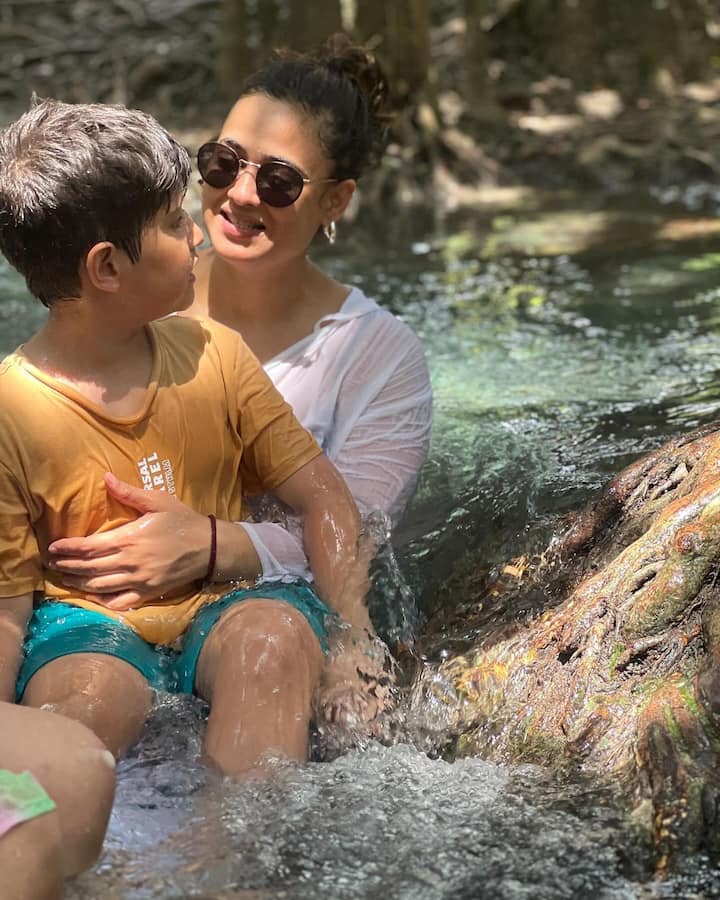In some of the pictures, she can be seen enjoying the picturesque beauty of Thailand with her son.