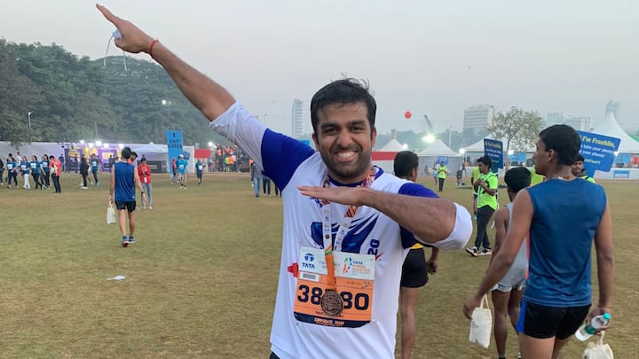 বনিবনা নেই। অথচ আইপিএলের (IPL 2024) যুযুধান দুই দলের অধিনায়ক কিংবা মালিকের মধ্যে সৌজন্যের ছবিই দেখা গিয়েছে বরাবর। কলকাতা নাইট রাইডার্সের (KKR) মালিক শাহরুখ খান (SRK) কদিন আগেই ইডেন গার্ডেন্সে ম্যাচের শেষে জড়িয়ে ধরেছিলেন প্রতিপক্ষ দলের ডিরেক্টর অফ ক্রিকেট সৌরভ গঙ্গোপাধ্যায়কে (Sourav Ganguly)। যিনি কেকেআরের প্রাক্তন অধিনায়ক আর বাজিগরের সঙ্গে সৌরভের খুব একটা সুসম্পর্ক বলে শোনা যায় না। সৌরভও শাহরুখের সঙ্গে খোশগল্প জুড়ে দেন।